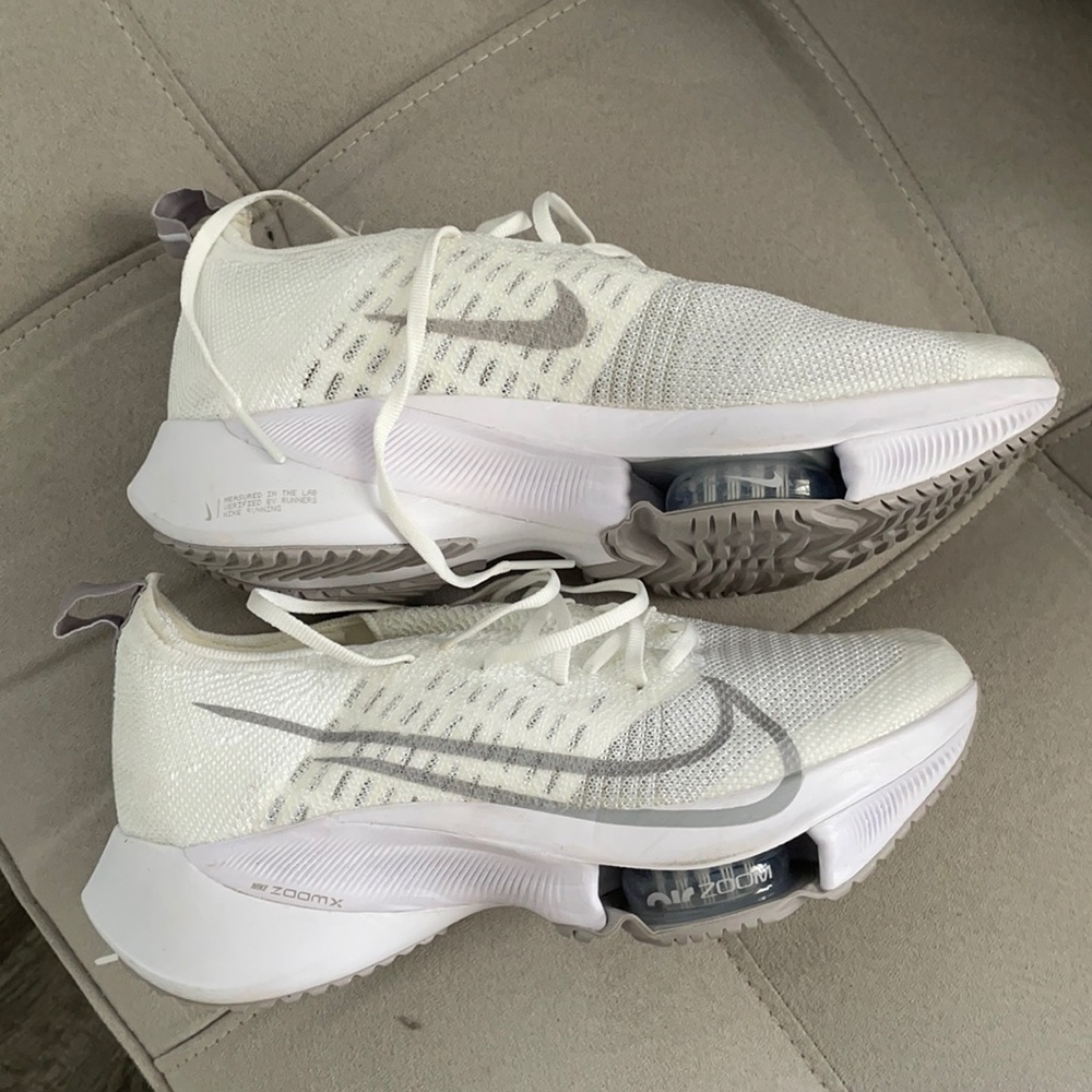 Nike air zoom tempo shoes in color white